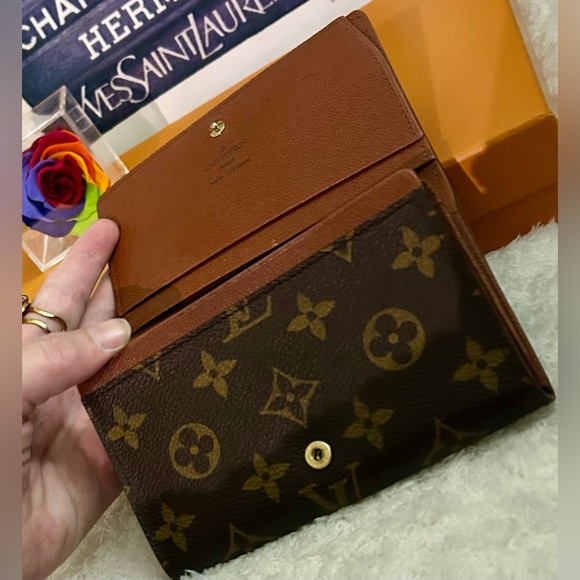 LV Monogram Middy (Medium) sized Wallet in EUC - Picture 4 of 14